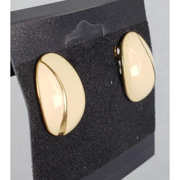 Vintage Crown Trifari 60s MCM White Enamel Egg Shape Gold Tone Clip On Earrings - Picture 4 of 12